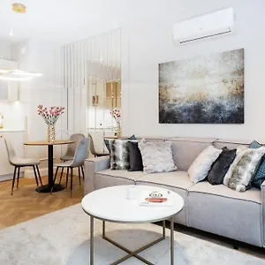 https://deluxe-mennica-residence-city-centre-by-renters-warsaw.warsawhotelspoland.com